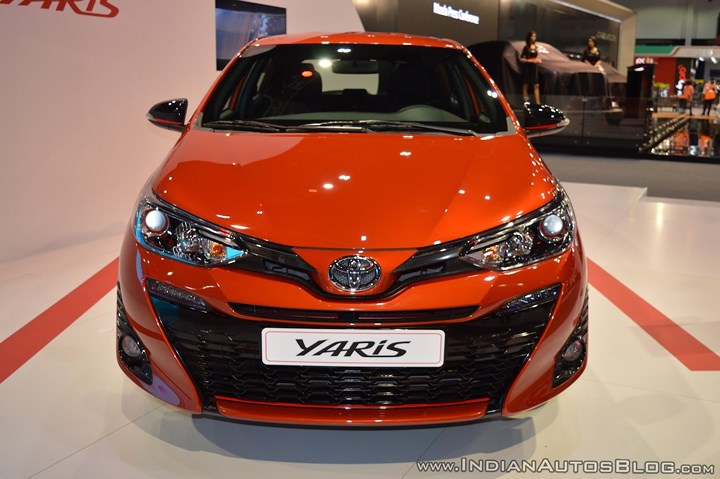 Bắt gặp Yaris 2018 phiên bản hatchback tại Triển lãm ô tô Dubai