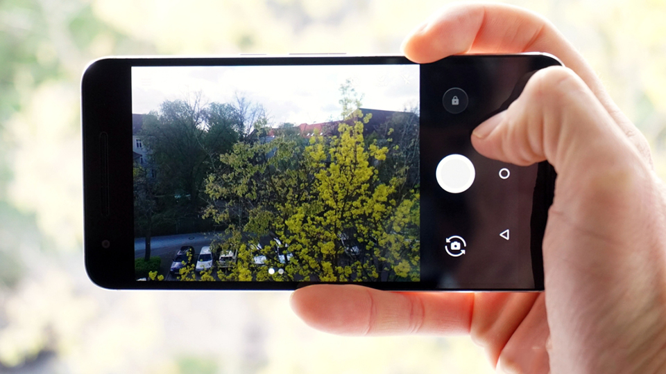 Google Camera: Google Camera là ứng dụng chụp ảnh thiên về chất lượng và tích hợp nhiều tính năng thú vị. Với sự đầu tư công nghệ của Google, bạn sẽ có những bức ảnh chất lượng cao, sắc nét và sống động. Hơn nữa, tính năng chụp xóa phông sẽ giúp cho bạn tạo ra những bức ảnh đẹp và ấn tượng hơn bao giờ hết. Hãy sử dụng Google Camera ngay để trải nghiệm những khoảnh khắc thật đáng nhớ!
