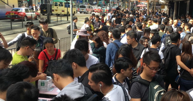 Ở Hong Kong, hãy mua iPhone X như mua rau ngoài chợ!