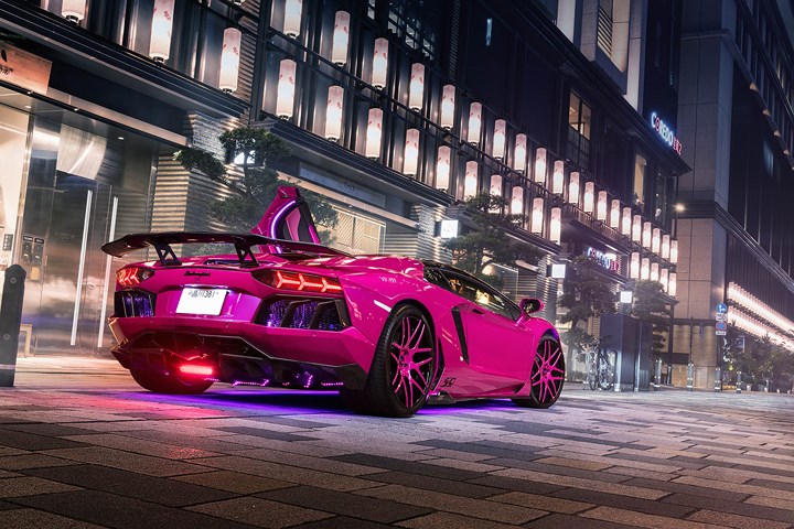 Lamborghini Aventador nổi bật với màu hồng tại Tokyo