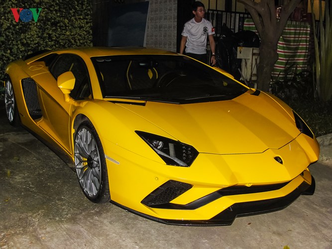 Lamborghini Aventador S giá 48 tỷ đồng lần đầu xuống phố