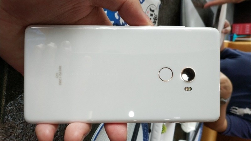 Mi MIX 2 phiên bản vỏ gốm trắng được xác nhận sắp bán ra