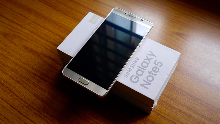 Người dùng Galaxy Note 5 có nên lên đời Galaxy Note FE?