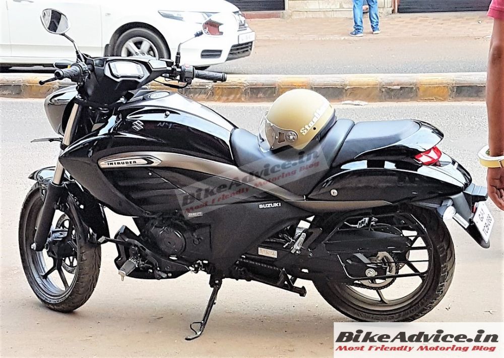 Suzuki Intruder 150 bị bắt gặp đang chụp ảnh quảng cáo tại Ahmedabad, bang Gujarat, Ấn Độ