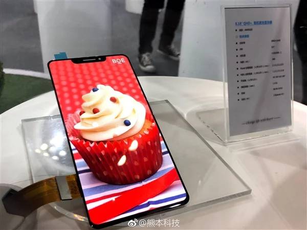 Xuất hiện smartphone “không viền màn hình” với “phần tai thỏ” tương tự iPhone X