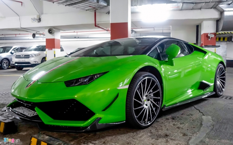 Lamborghini Huracan độ ngoại thất RevoZport xuất hiện ở tầng hầm