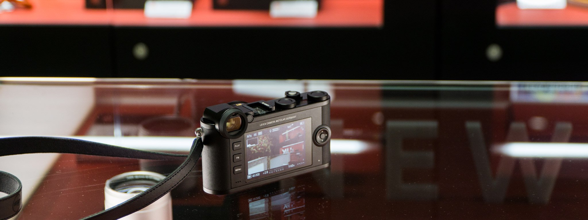 Trên tay Leica CL: máy ảnh APS-C 24MP, có EVF, giá 66,9 triệu đồng