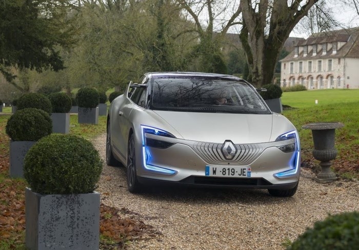 Bắt gặp xe tự lái Renault Symbioz lần đầu lăn bánh ngoài đường