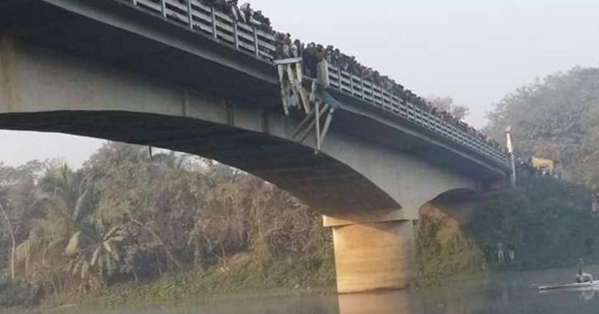 Ấn Độ: Xe buýt rơi xuống kênh đào, nhiều phụ nữ và trẻ em chết ngạt