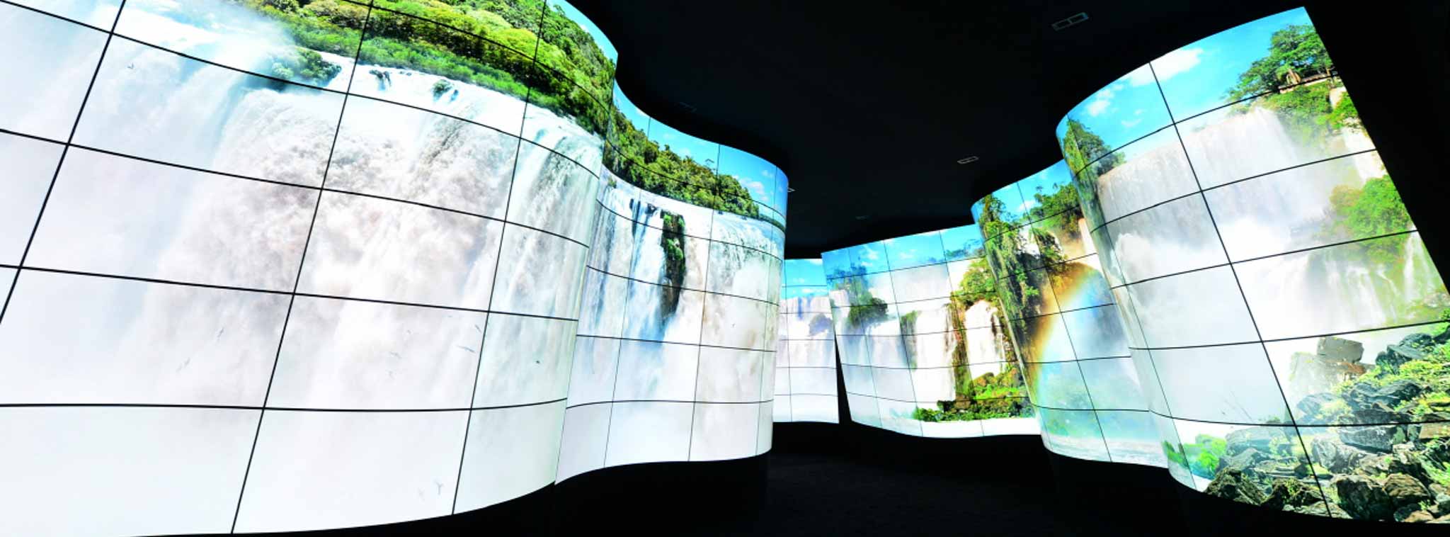 [CES18] LG xây dựng đường hầm với  90 màn hình OLED lõm và 146 màn hình OLED lồi