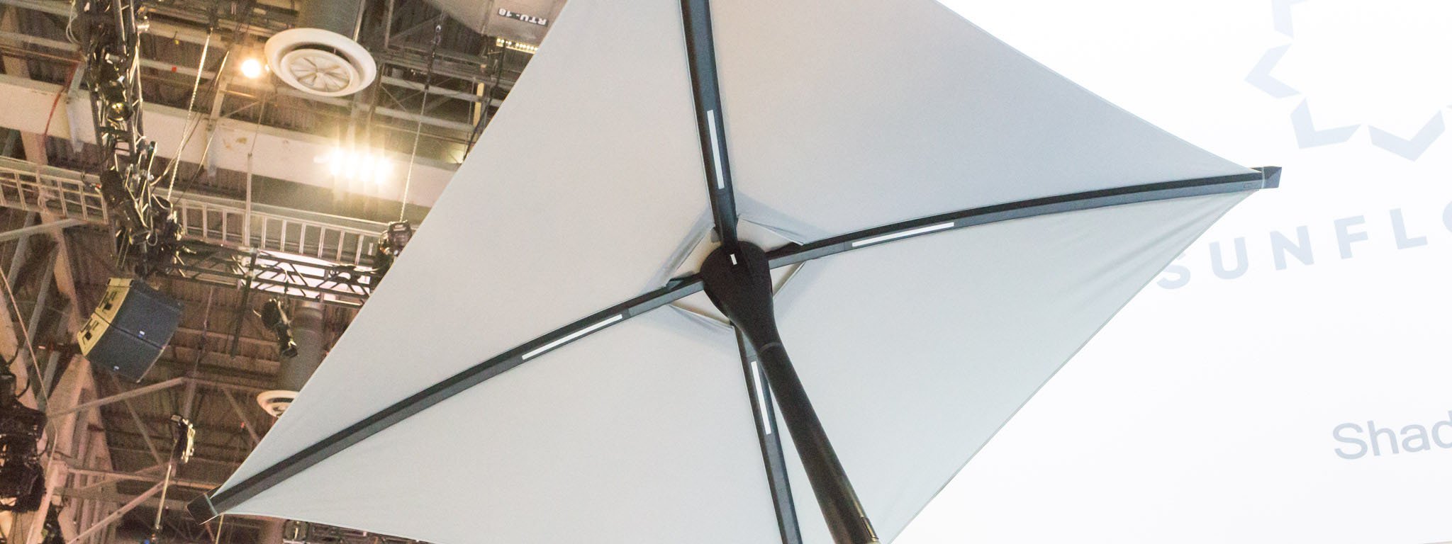 [CES18] Sunflower - dù thông minh có thể theo dõi hướng mặt trời để tạo bóng râm, giá từ $5220