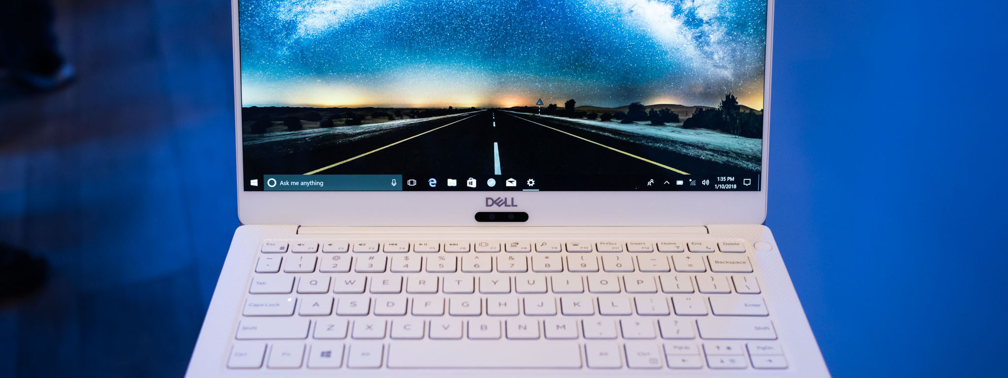 [CES18] Trên tay Dell XPS 13 vàng đồng, nội thất "trắng Ngọc Trinh" giá từ $999