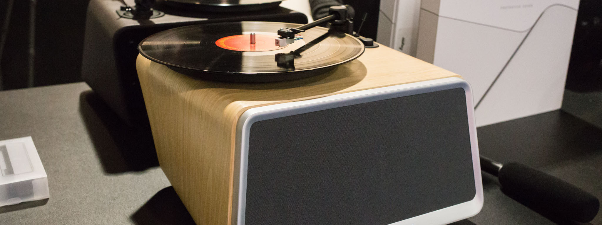 [CES18] Trên tay HYM Seed: Loa kiêm bàn xoay chơi đĩa than, thiết kế cổ điển, giá $799