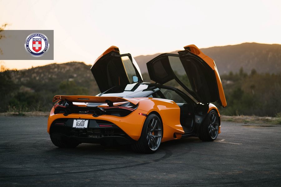 McLaren 720S đã vô cùng nổi bật và hấp dẫn với màu cam sáng
