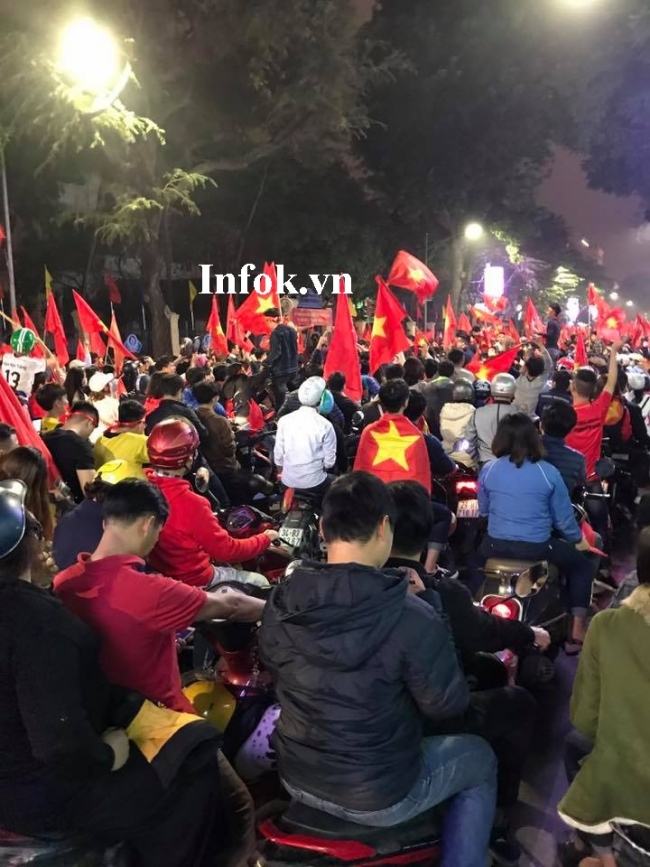 Những hình ảnh phấn khích tột cùng khi U23 vào chung kết