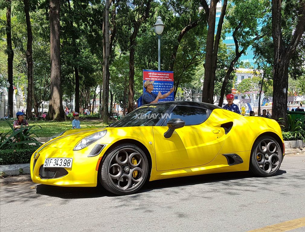 Alfa Romeo 4C Launch Edition độc nhất Việt Nam thay ống xả Akrapovic đi chơi Tết