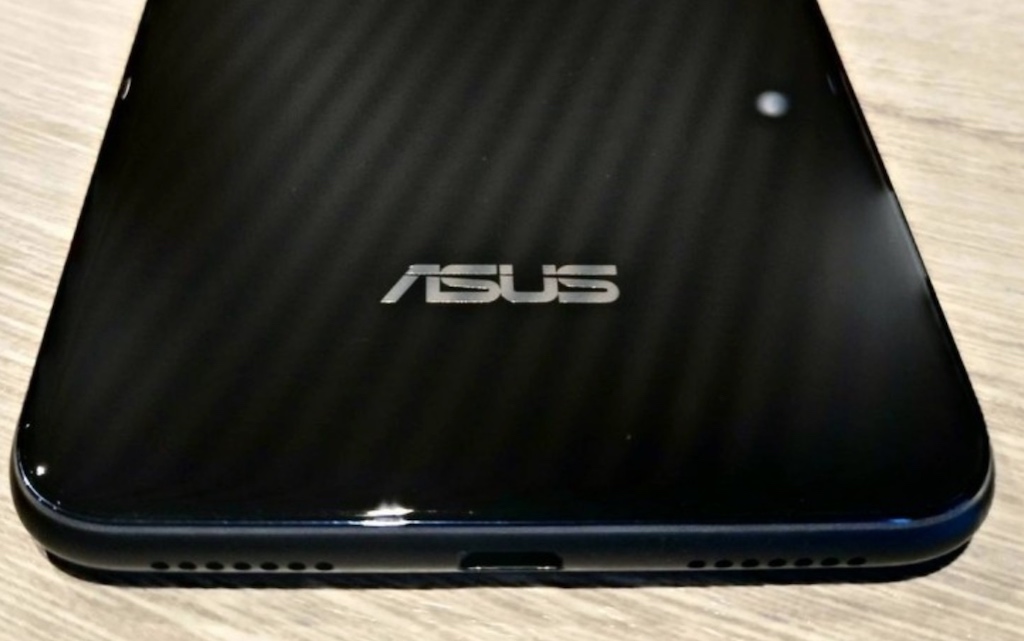 Ảnh thật ZenFone 5 Lite: có USB-C, mặt lưng bằng kính bóng loáng