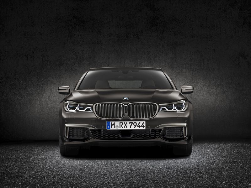 Bavarian sẽ ngừng cung cấp khối động cơ tăng áp kép V12 6,6 lít trên BMW M760Li