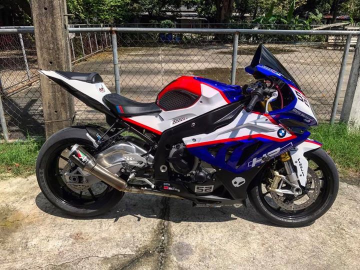 BMW S1000RR mang số hiệu 52, tương tự những mô hình xe trên trường đua