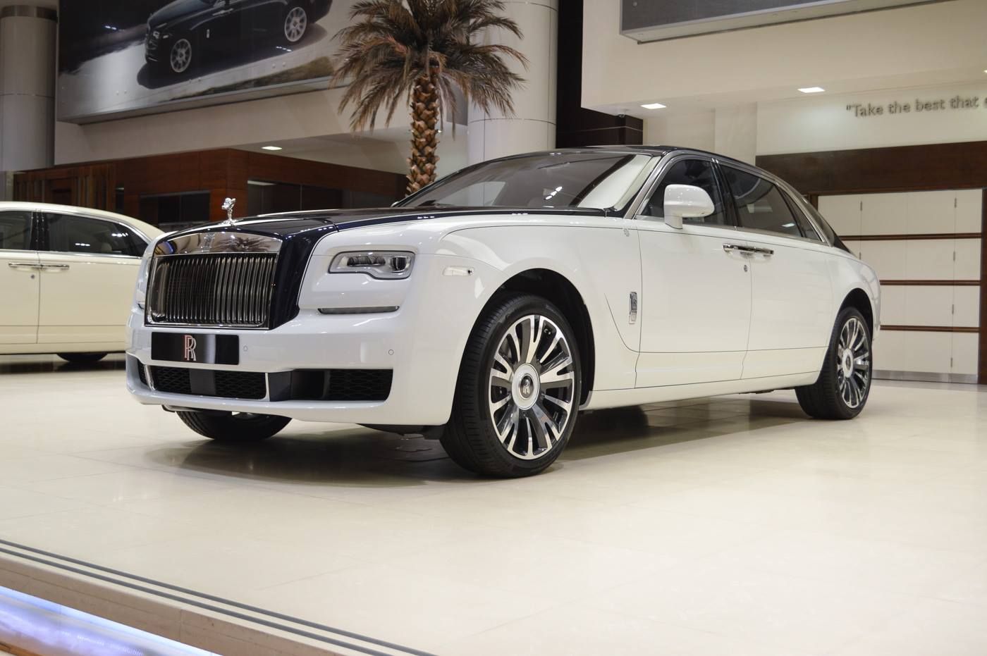 Chiêm ngưỡng Rolls-Royce Ghost EWB lấy cảm hứng từ những chiếc máy bay cá nhân