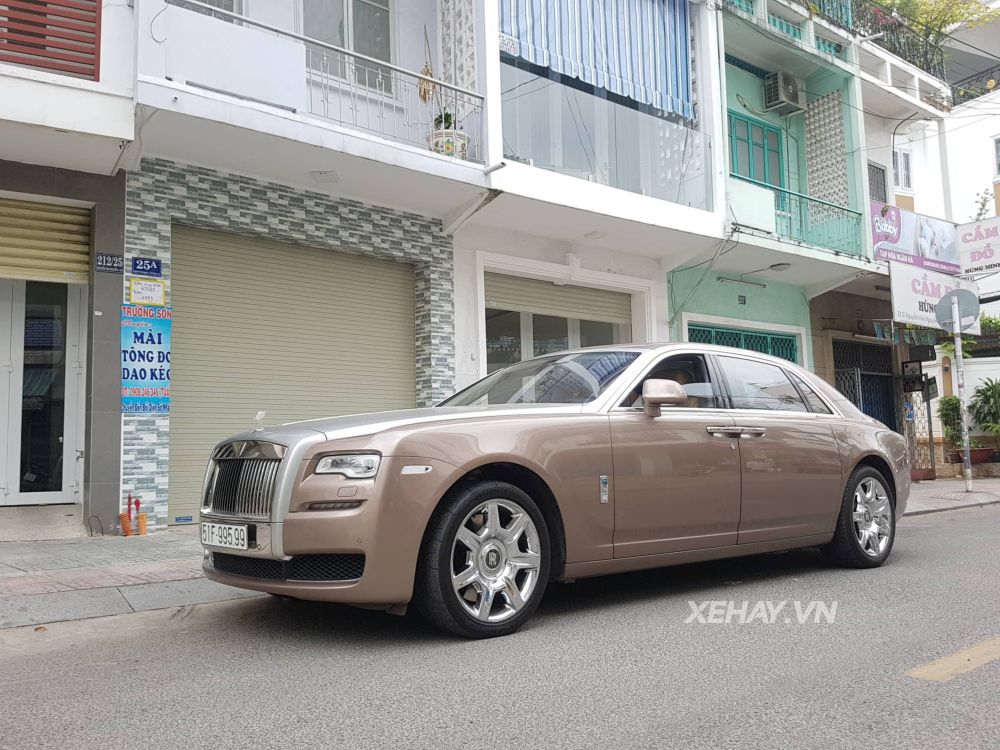 Bắt gặp Rolls-Royce Ghost EWB vàng champagne dạo phố