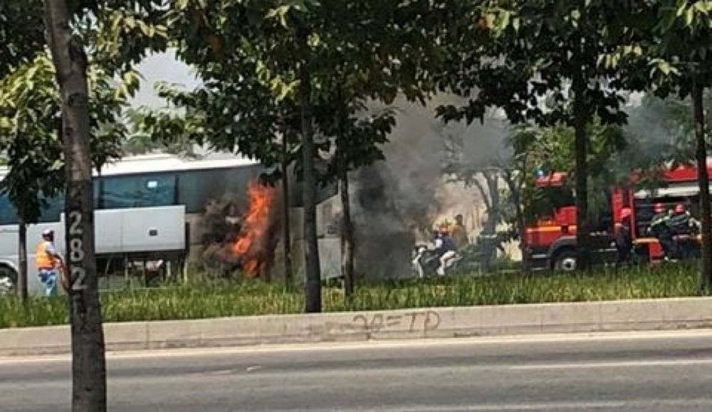 Hàng chục hành khách la hét khi xe khách bốc cháy