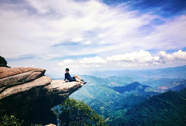 Loạt mỏm đá 'sống ảo siêu chất' của giới trẻ thích xê dịch