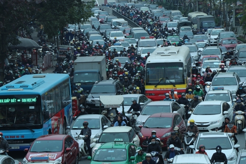 Nhiều tuyến phố Thủ đô tê liệt vì ùn tắc, xe buýt bỏ chuyến