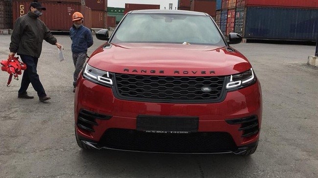 Range Rover Velar màu sơn đỏ nổi bật về Việt Nam