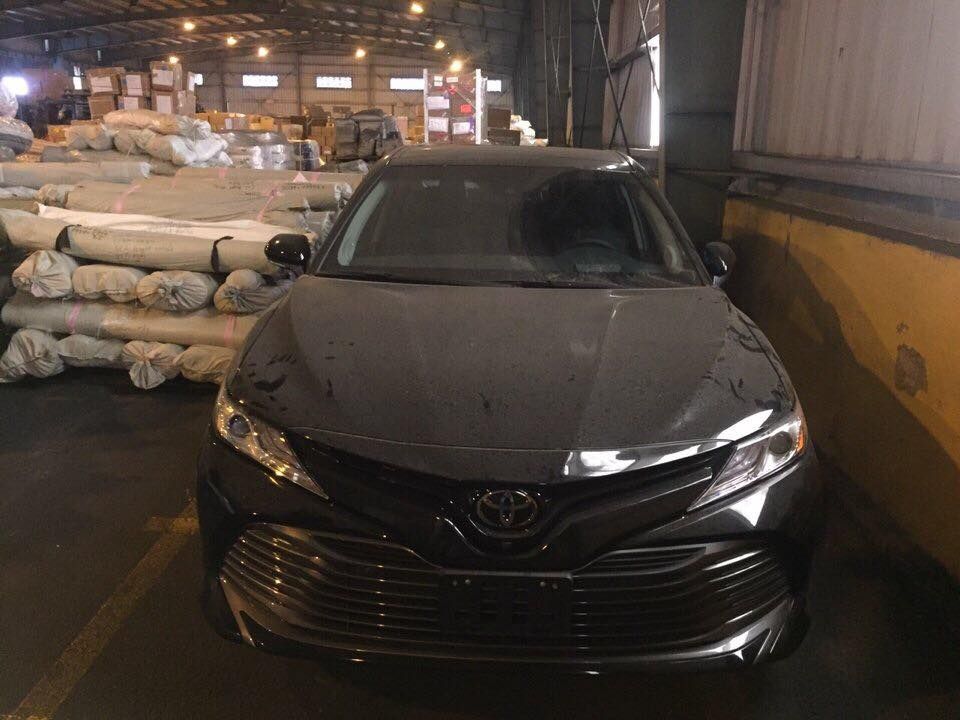 Toyota Camry 2018 XLE đầu tiên về Việt Nam: Ngoại thất màu đen bóng, nội thất bọc da cao cấp màu đen