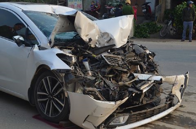 Xe con lao vào xe tải dừng bên đường, lái xe tử vong