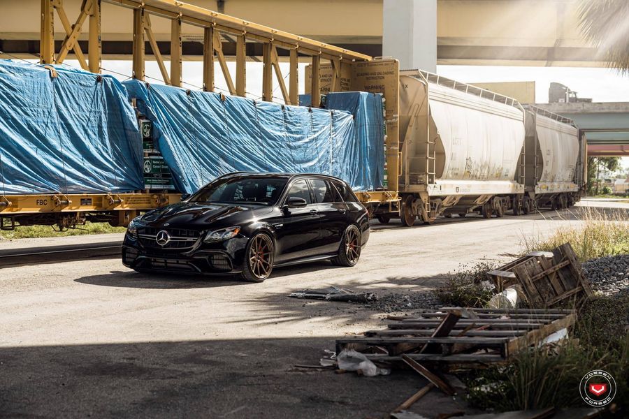 Mercedes-AMG E63S Estate đen đi giày màu đồng Satin Bronze
