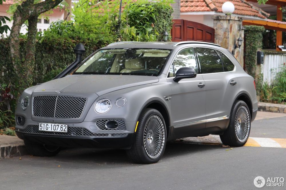 Ngắm Bentley Bentayga gắn ống thở của đại gia Trung Nguyên với màu sắc ngoại thất thú vị