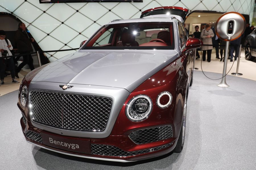 Bentley chiêu mộ Philippe Starck để thiết kế bộ sạc cho Bentayga Hybrid