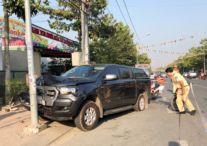 Bình Dương: Hàng chục cảnh sát truy đuổi gắt gao 'xe bán tải tông văng CSGT'