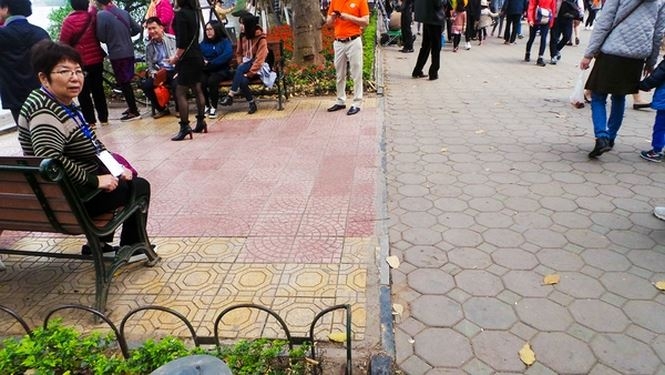 Hà Nội: Cận cảnh “chiếc áo vá” hơn 20 loại gạch, đá được lát ở Hồ Gươm