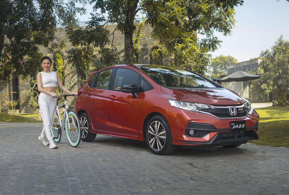 Honda Jazz màu cam sành điệu thả dáng cùng nữ ca sĩ Tóc Tiên