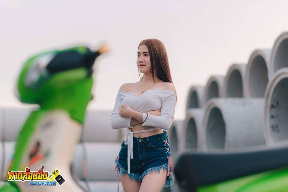 Hotgirl 'nóng bỏng' khoe dáng bên Cub Fi độ của biker nước bạn