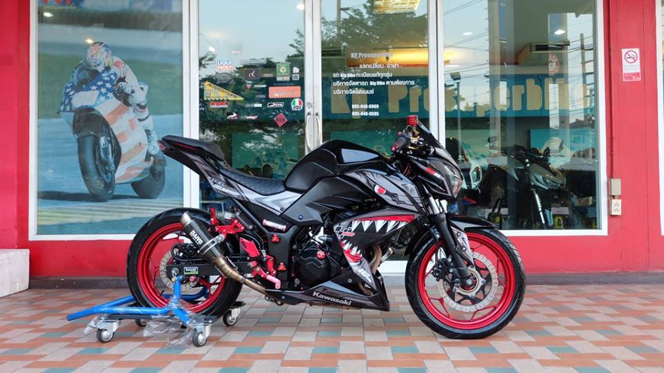 Kawasaki Z300 hầm hố với thiết kế tem cực ngầu qua dàn áo đấu Cá mập Shark