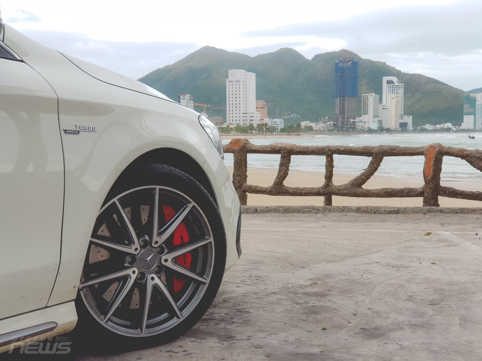 Lên núi xuống biển cùng Mercedes-Benz CLA 45 AMG