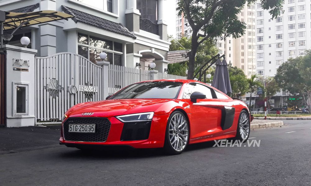Audi R8 V10 Plus và BMW M2 "thong dong" xuống phố ngày cuối tuần