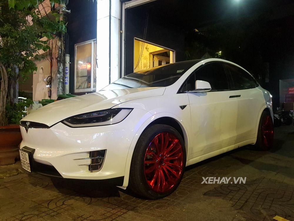 Bắt mặt với "hàng hiếm" Tesla Model X P90D trên phố