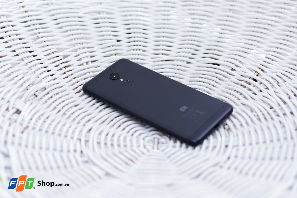 Trên tay Xiaomi Redmi 5 giá khoảng 3 triệu đồng