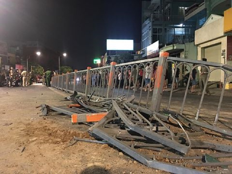 Xe ben tông sập dải phân cách, cuốn hàng loạt xe máy vào gầm