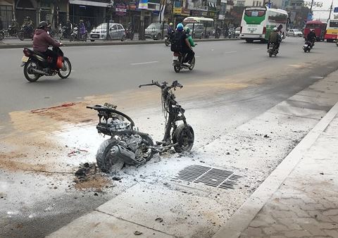Xe máy đang chạy bỗng bốc cháy dữ dội