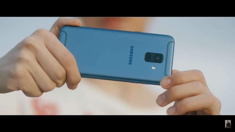Galaxy A6 phiên bản màu xanh xuất hiện trong MV của Erik