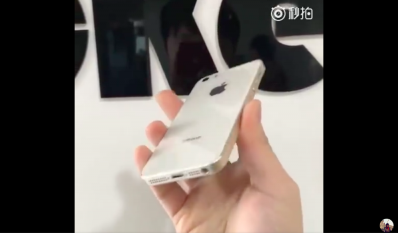 Hình ảnh thực tế iPhone SE 2: Vẫn còn jack tai nghe 3.5 mm, hỗ trợ sạc không dây