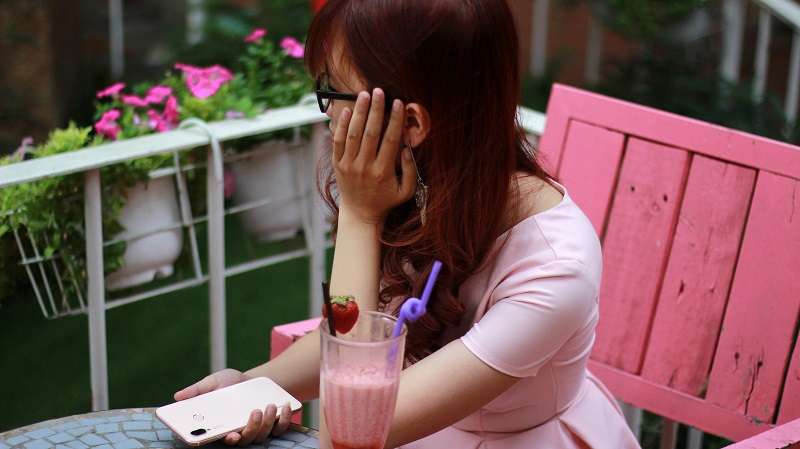 Nova 3e nhẹ nhàng trong sắc hồng đào với cô gái m52