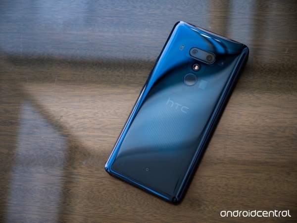 Lý do HTC U12+ không được trang bị tính năng sạc không dây dù có mặt lưng kính