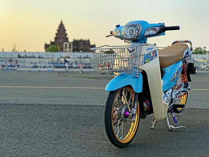 Honda Cub Fi độ lột xác với bộ áo cá mập biển sâu